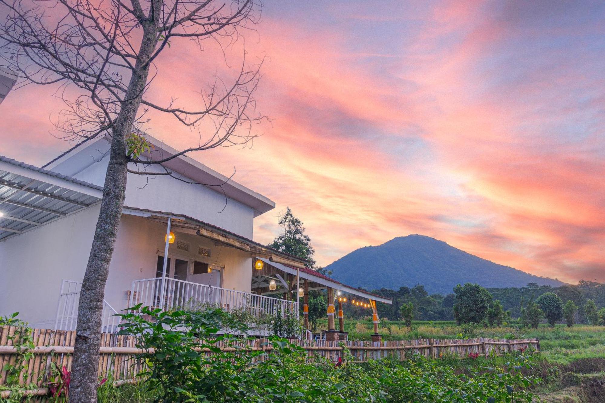 Santya Loka Lodge & Twin Waterfall Jatiluwih Exterior photo