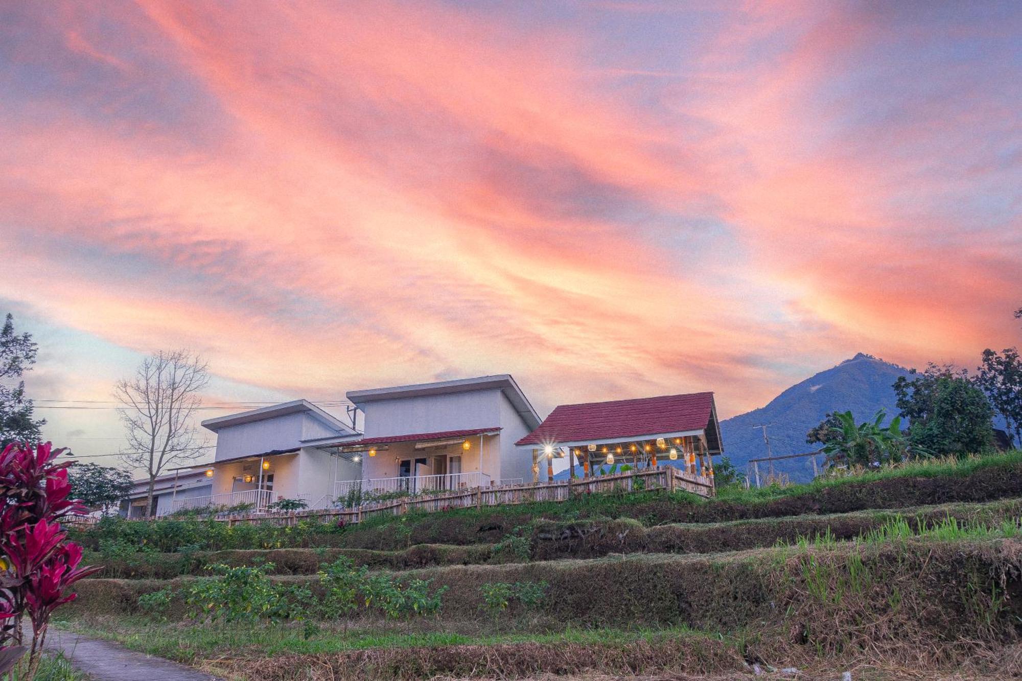 Santya Loka Lodge & Twin Waterfall Jatiluwih Exterior photo